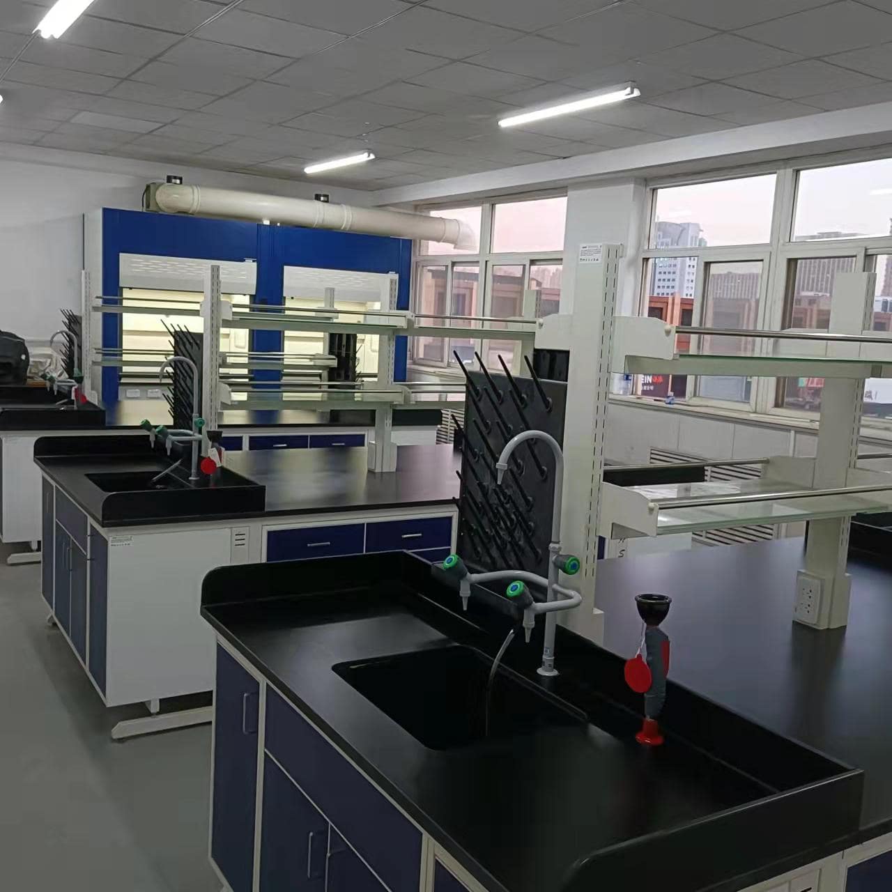 大学实验台和通风橱